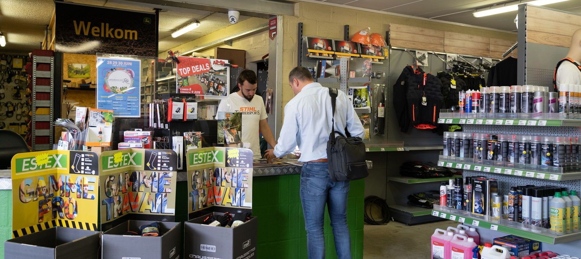 Een verkoper van AMR Greentech adviseert een klant