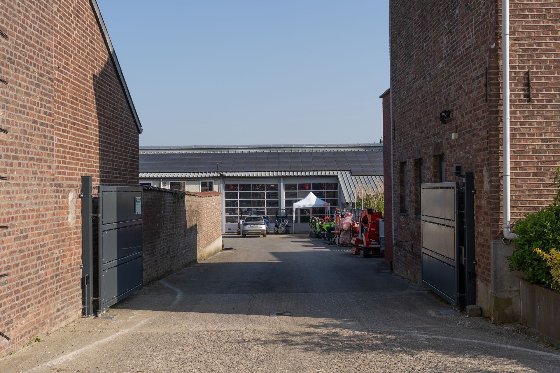 Het gebouw van AMR Greentech, gezien vanaf de steenweg