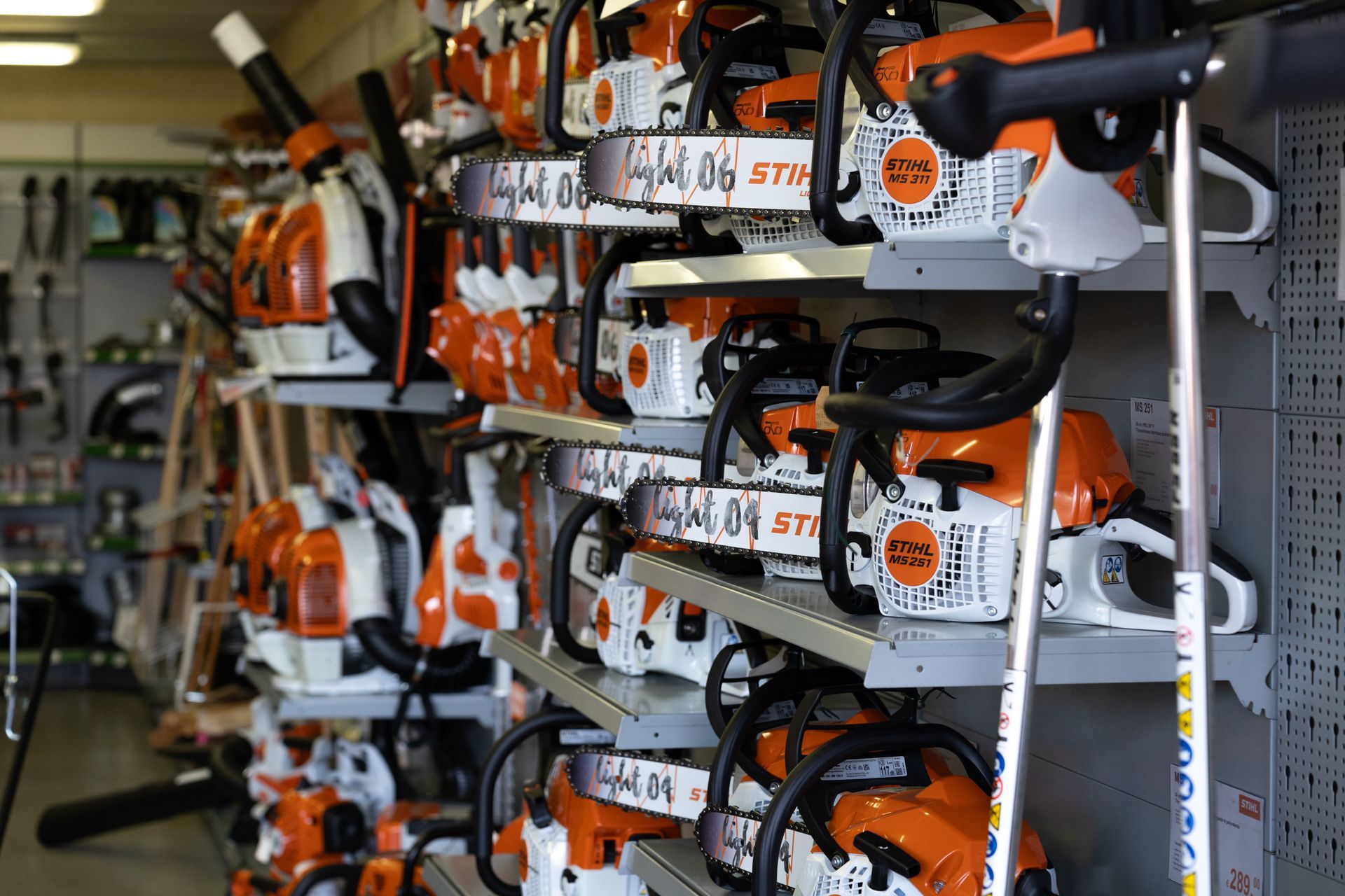 Gereedschap op accu in de winkel van AMR Greentech